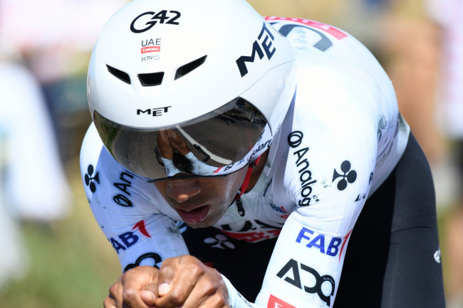 Pesepeda Ekuador Jhonatan Narváez menyelesaikan hat-trick di Giro d'Italia sementara Eulalio tetap memimpin