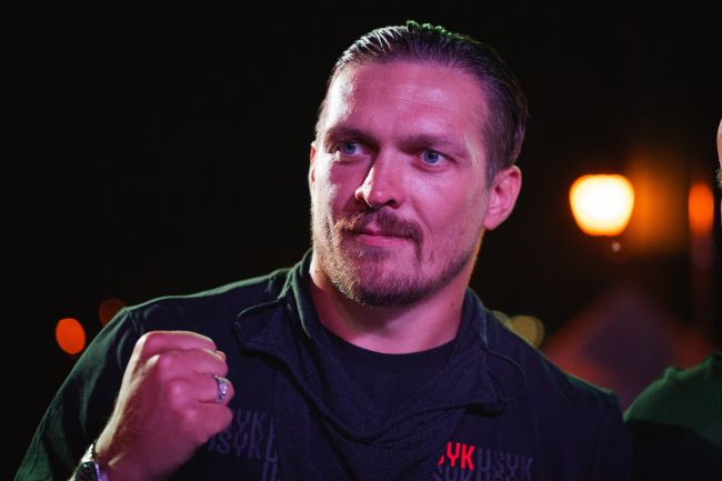 Oleksandr Usyk akan menghadapi mantan juara kickboxing Rico Verhoeven di Piramida Mesir