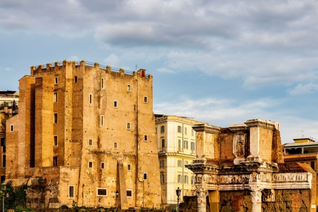 Pekerja meninggal setelah terjebak di bawah menara abad pertengahan yang runtuh di dekat Colosseum Roma