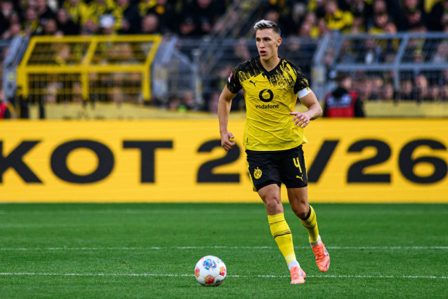 Borussia Dortmund menutup perpanjangan kontrak untuk Nico Schlotterbeck, yang dicari Madrid dan Barcelona