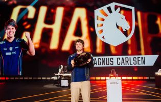 Piala Dunia Esports 2026: Magnus Carlsen dari Norwegia mengangkat trofi Catur
