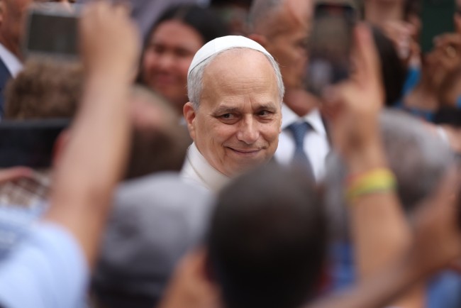 Paus Leo menandai ulang tahun ke-70 dengan ribuan orang di Lapangan Santo Petrus