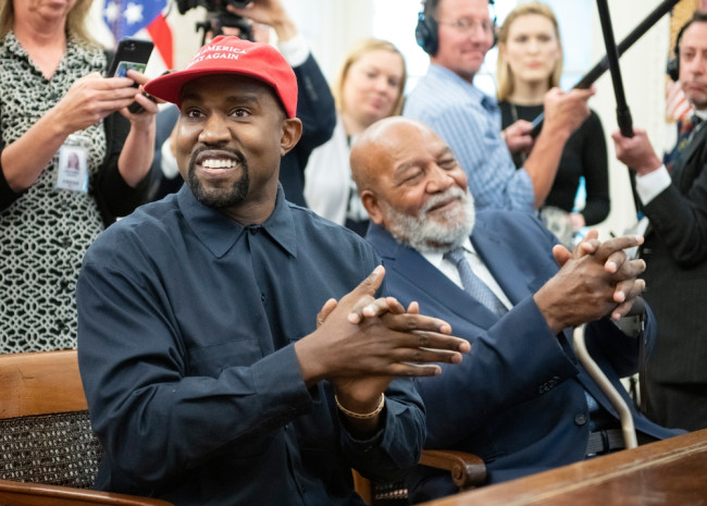 Tekanan tumbuh pada Inggris untuk melarang Kanye West setelah reaksi festival