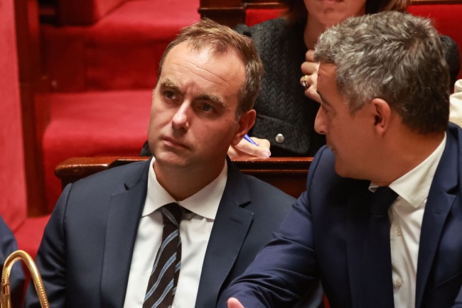 Pemerintah Prancis Hentikan Reformasi Pensiun untuk Menghindari Keruntuhan