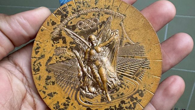Lebih dari 100 medali dari Paris 2024 dikembalikan ke Komite Penyelenggara Olimpiade setelah degradasi parah