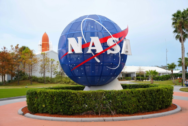 NASA mengumumkan pangkalan permanen senilai  miliar di permukaan Bulan
