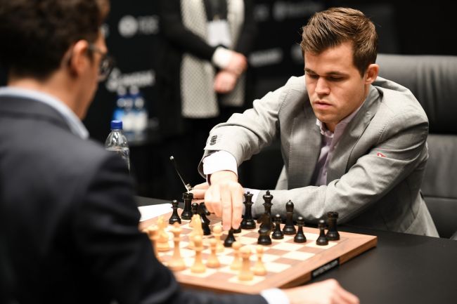 Magnus Carlsen berjanji untuk mengenakan "celana jeans yang lebih ketat" setelah federasi catur melonggarkan aturan berpakaian