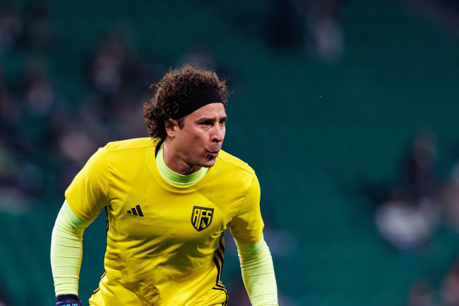 Kiper veteran Guillermo Ochoa mengincar pemecahan rekor Piala Dunia keenam, sama seperti Messi dan Ronaldo