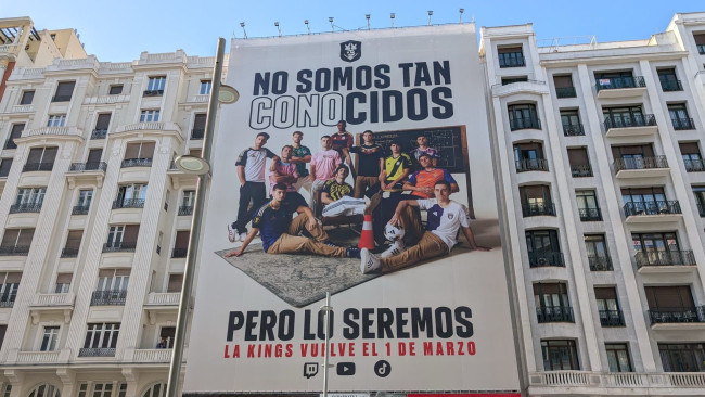 Gerard Piqué mengejek Álvaro Arbeloa dalam spanduk viral di pusat kota Madrid