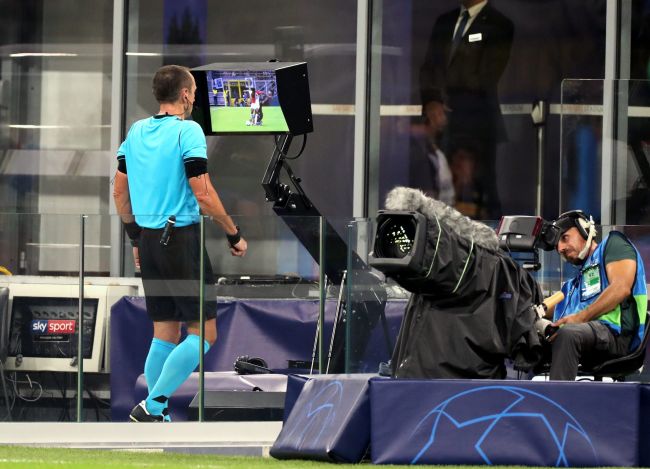 Penggemar bertopeng menyabotase VAR di 2. Pertandingan Bundesliga, mencabut monitor sebelum pemeriksaan penalti