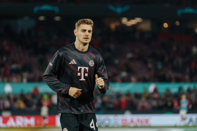 Josip Stanisic dari Bayern Munich dibanting lelucon selera buruk setelah cedera Hakimi