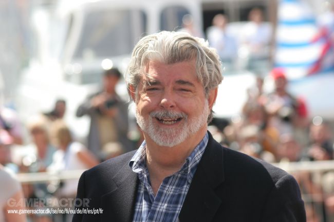 Tom Cruise berteriak "Kami berterima kasih, George" selama pidato George Lucas Saturn Awards