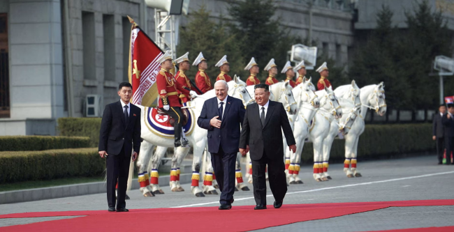 Kim Jong Un menyambut Lukashenko