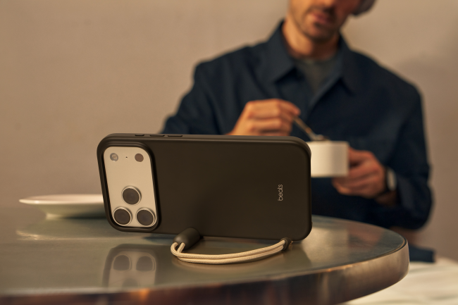 Casing Beats iPhone 17 berfungsi ganda sebagai penyangga untuk ponsel