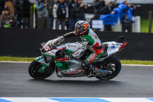 Johann Zarco menderita cedera di lutut setelah terjebak kaki dengan motor Bagnaia dalam kecelakaan serius di GP Catalan