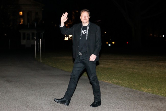 Dewan Tesla memperingatkan pemegang saham: Setujui kesepakatan gaji Elon Musk senilai $ 1 triliun atau berisiko kehilangannya