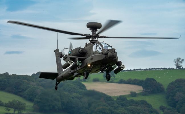 Trump mengatakan AS "harus menanggapi" Iran yang menembak jatuh helikopter Apache