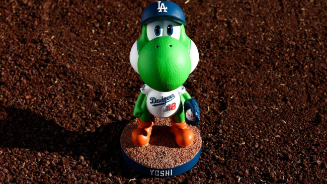 Los Angeles Dodgers memberikan figur Yoshi bobblehead dengan topi bisbol