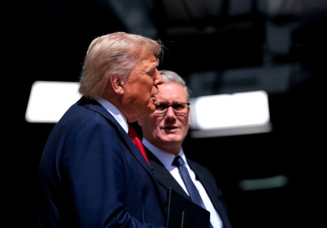 Trump menyambut di Inggris dengan upacara kerajaan