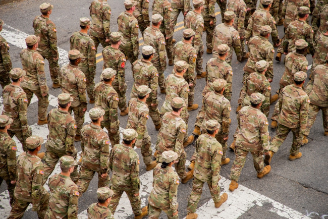 Tentara AS menaikkan usia perekrutan menjadi 42 tahun dan melonggarkan aturan ganja