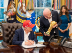 Donald Trump mengatakan akan menjadi "kesalahan besar" untuk menggantikan Presiden FIFA Gianni Infantino