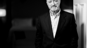 Arturo Pérez-Reverte mengecam Akademi Kerajaan Spanyol karena tunduk pada influencer dan mengabaikan penulis