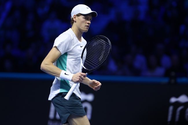 Jannik Sinner mengalahkan Auger-Aliassime yang cedera dalam pertandingan pembuka ATP Finals