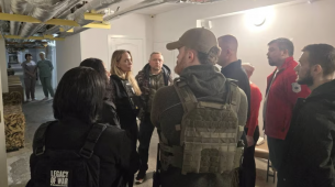 Angelina Jolie mengunjungi kota garis depan Kherson, salah satu tempat paling berbahaya di Ukraina