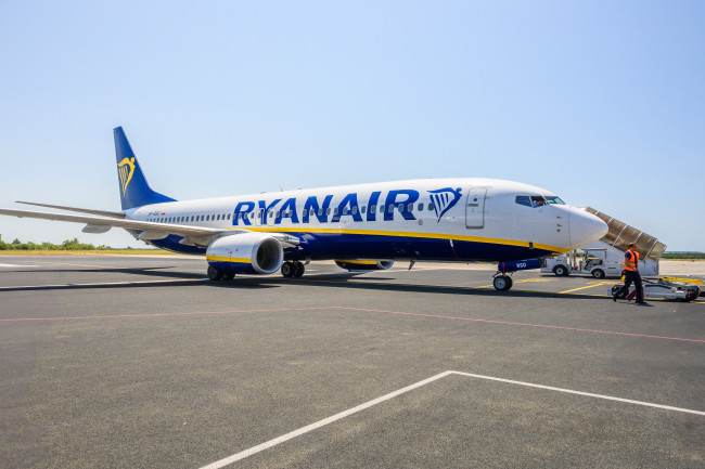 Maskapai penerbangan Ryanair sedang diselidiki karena mengenakan biaya tambahan bagi orang tua untuk duduk di samping anak-anak mereka