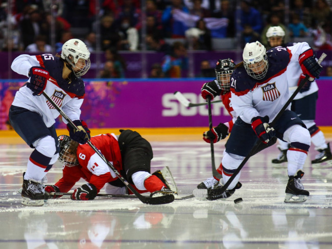 Kapten hoki es Tim AS Hilary Knight menyebut lelucon Trump sebagai tidak menyenangkan dan membela tim putra