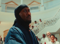 Mahershala Ali memamerkan kemampuan pedang seperti Blade di Mother Mother Mother milikmu