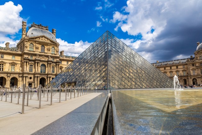 Dua tersangka ditangkap sehubungan dengan perampokan Louvre