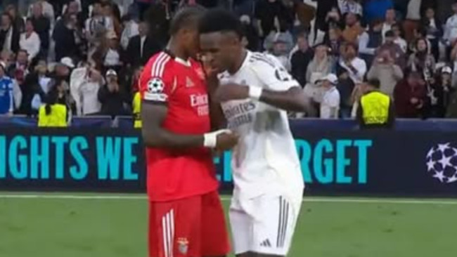 Pemain Benfica dikritik dan dihina karena berbicara dengan Vinícius... dan Prestianni menyukainya