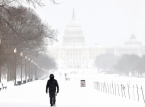 Badai musim dingin yang parah melumpuhkan sebagian besar AS