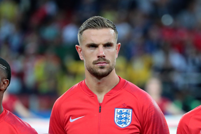 Gelandang Inggris Jordan Henderson cedera pergelangan tangan saat melompati tanda iklan selama perayaan