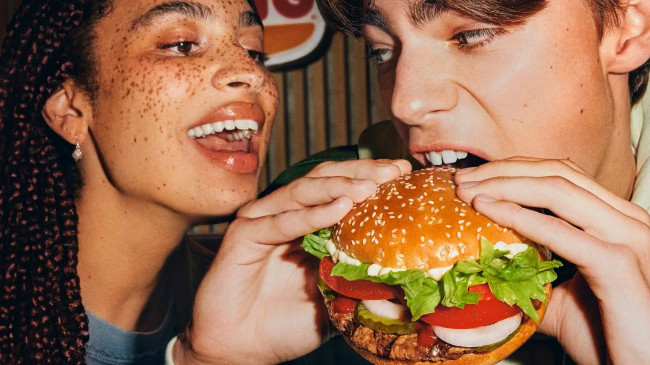 Sistem AI baru memantau keramahan karyawan di Burger King