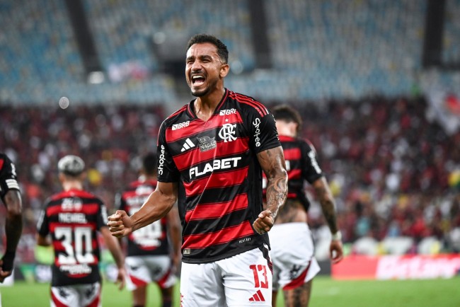 Danilo mencetak gol saat Flamengo mengangkat gelar Libertadores keempat mereka, ke-25 untuk Brasil