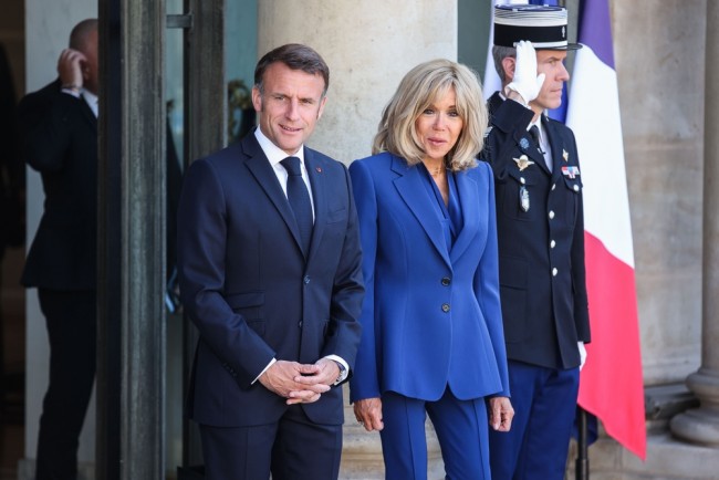 Macron akan menghadirkan "bukti fotografi dan ilmiah" untuk membuktikan istrinya adalah seorang wanita
