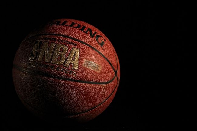 Oklahoma City Thunder memperpanjang play-off sempurna sementara pemain Lakers memprotes wasit