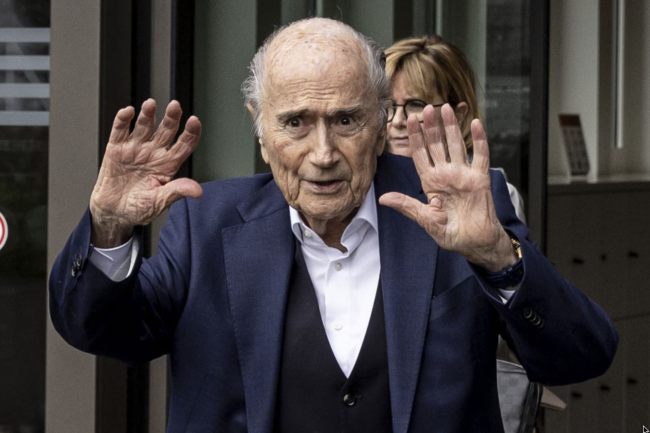 Sepp Blatter mendesak penggemar sepak bola untuk melewatkan Piala Dunia di Amerika Serikat: "Jauhi AS!"