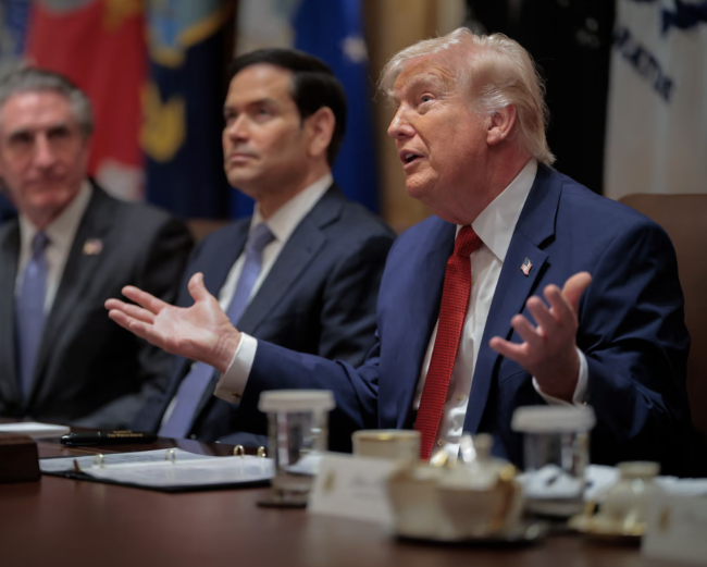 Trump menunda tenggat waktu bagi Iran untuk membuka selat Hormuz selama 10 hari