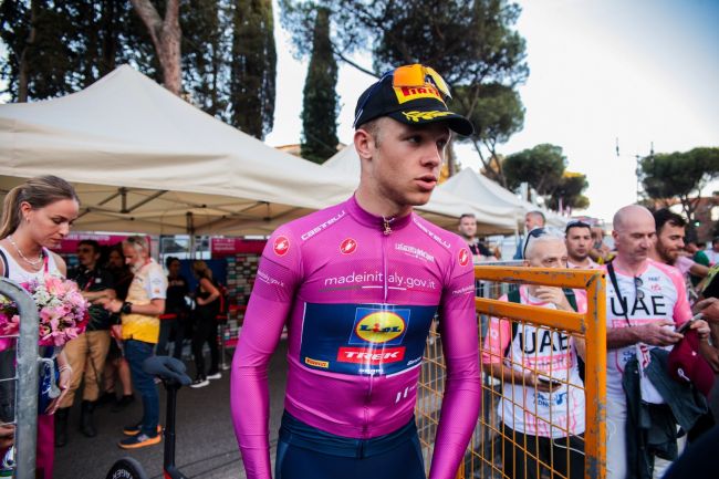 Jonathan Milan memenangkan Tour de France etape 17 dalam sprint dengan kecelakaan besar di akhir