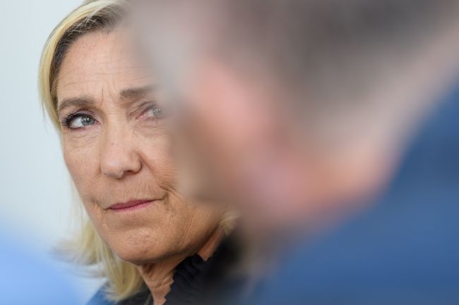 Reli Nasional berunjuk rasa di belakang Le Pen di tengah kemunduran hukum