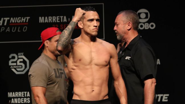 Charles Oliveira membantah rumor bahwa pertandingan ulang dengan Max Holloway akan terjadi di UFC 324 pada bulan Januari