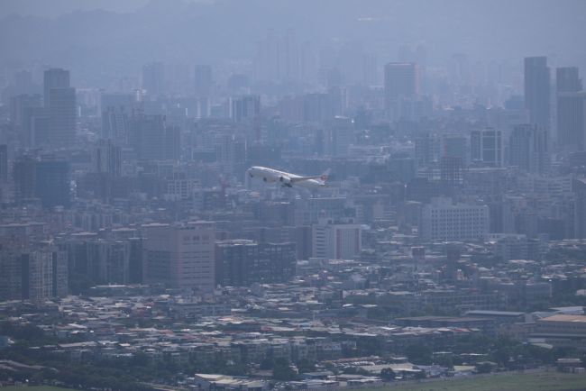 Jepang bersiap untuk gelombang badai saat badai tropis Jangmi melumpuhkan listrik dan menggusur orang-orang