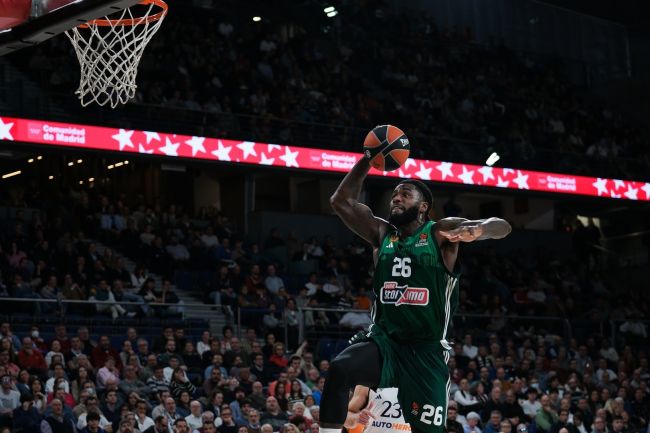 Luka mengerikan yang diderita Mathias Lessort dari Panathinaikos membuat beberapa saksi pingsan