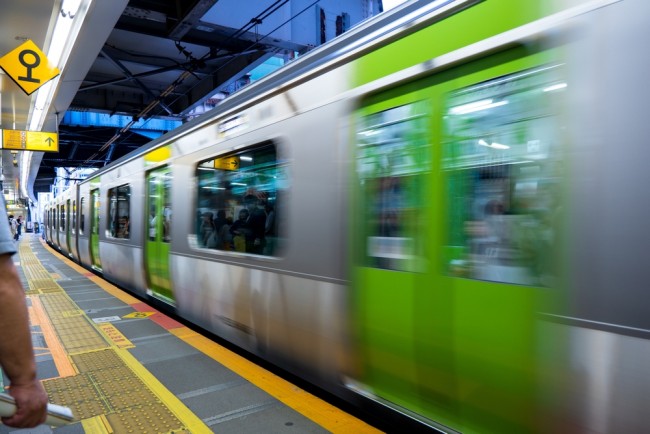Pemadaman listrik membuat kereta komuter Tokyo terhenti