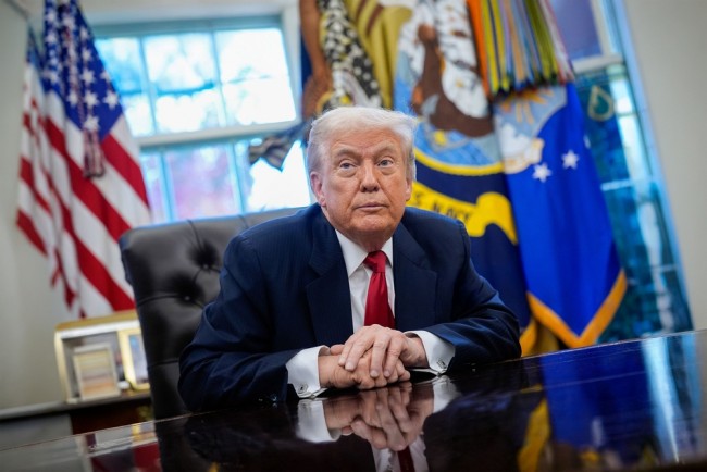 Trump menerima medali hadiah Nobel perdamaian dari Machado