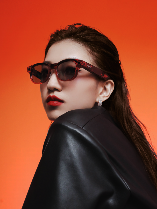 HTC mengumumkan kacamata wearable berbasis AI pertama