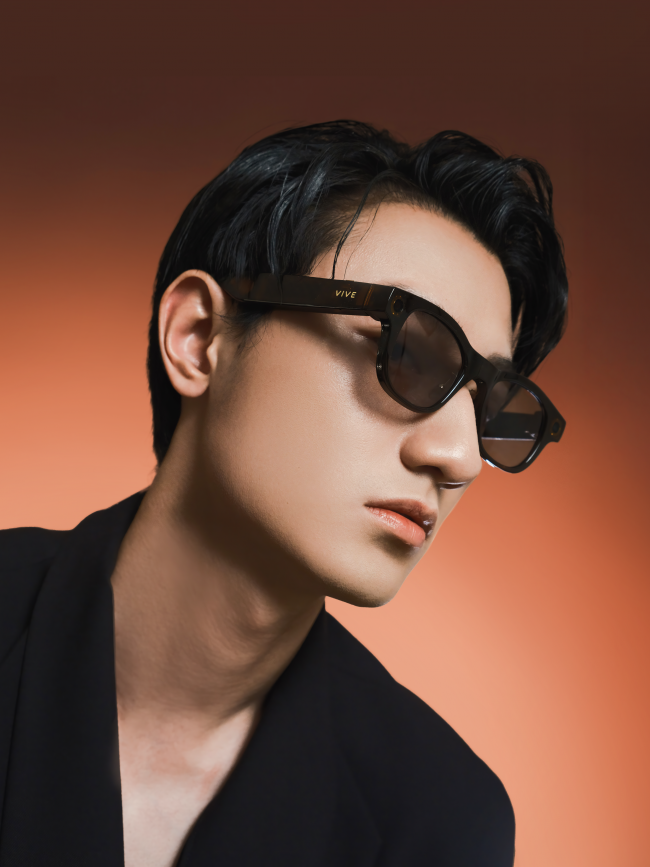 HTC mengumumkan kacamata wearable berbasis AI pertama